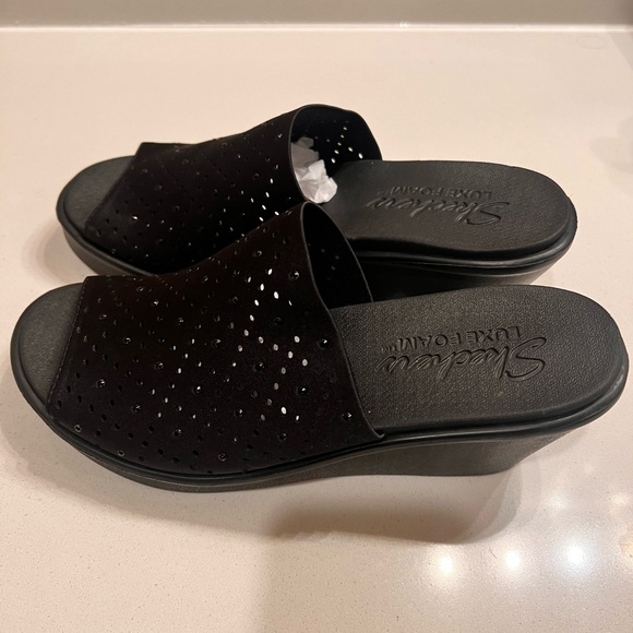 Skechers Luxe Foam Wedge Sandals - Picture 2 of 4